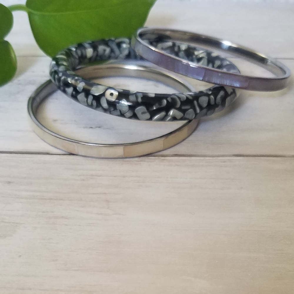 White Seaside Shell Bangle - Picture 3 of 4